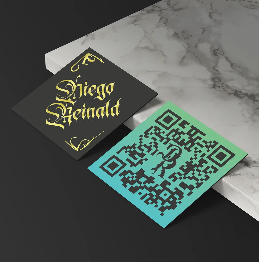 Cartão de visita preto com lettering dourado Diego Reinald e verso com QR Code